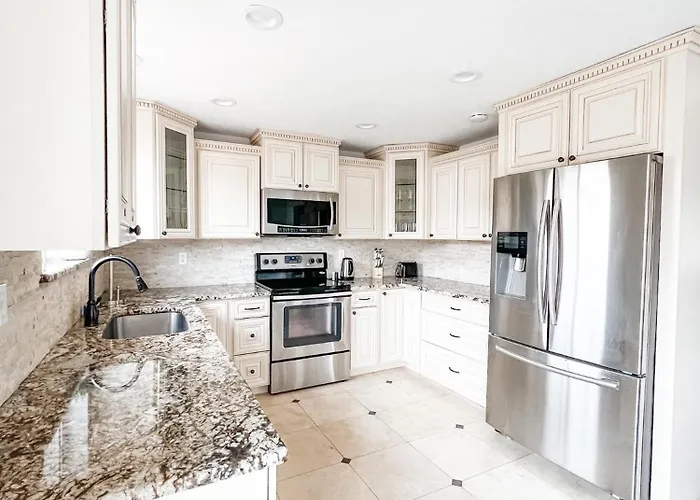 Quiet Retreat With Hot Tub, Pool Table And Spacious Yard