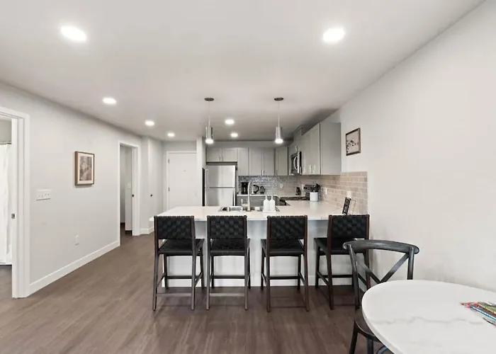 Spacious, King Bed, W Pool Table & Brunch Below! 303